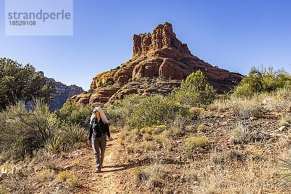 Vereinigte Staaten  Arizona  Sedona  ältere blonde Frau wandert in der Wildnis