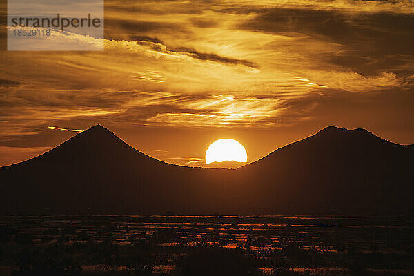 Vereinigte Staaten  New Mexico  Cerrillos  Silhouette der Berge bei Sonnenuntergang über der High Desert