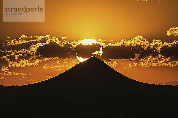 Vereinigte Staaten  New Mexico  Cerrillos  Silhouette eines Berges bei Sonnenuntergang im Cerrillos State Park