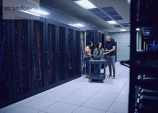 Team von Technikern arbeitet im Serverraum