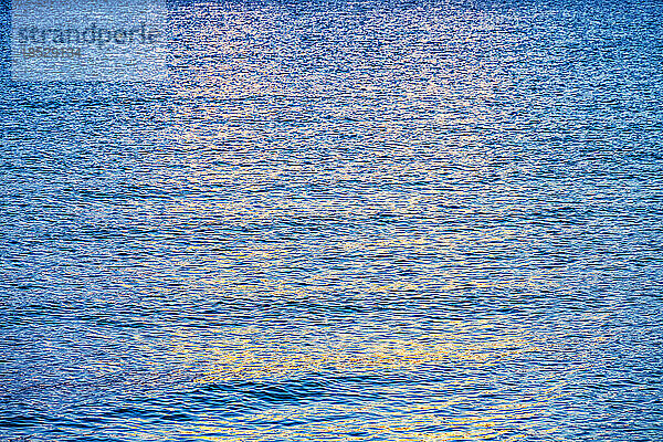Ruhige Meeresoberfläche  die Sonnenlicht reflektiert