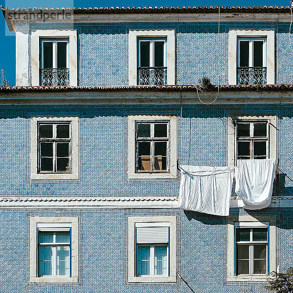 Portugal  Lissabon  typisch portugiesisches Pombaline-Gebäude mit Wäsche  die zum Trocknen aufgehängt wird