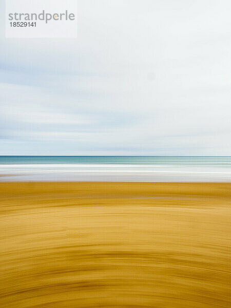 Australien  Queensland  verschwommenes Bild von Sandstrand und Meer