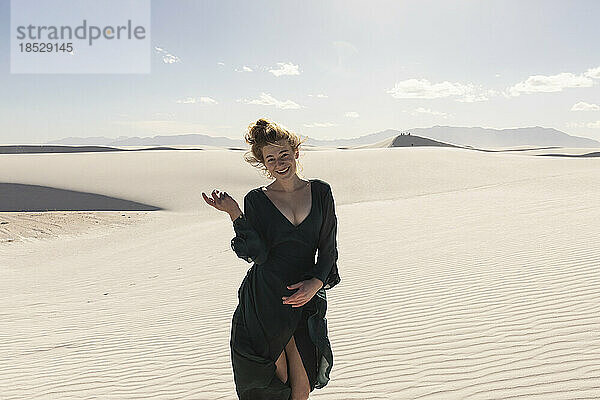 Vereinigte Staaten  New Mexico  White-Sands-Nationalpark  lächelndes Teenager-Mädchen