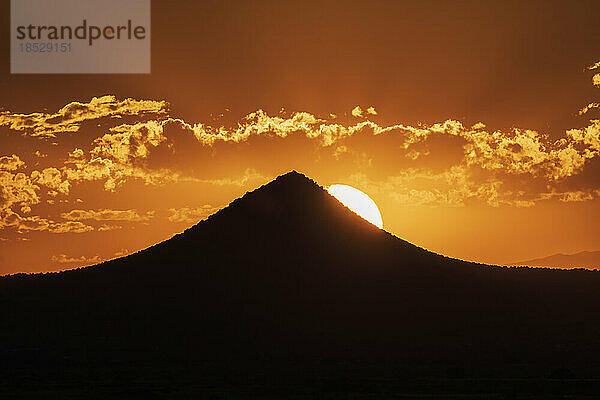 USA  New Mexico  Cerrillos  Silhouette eines Berges bei Sonnenuntergang im Cerrillos State Park