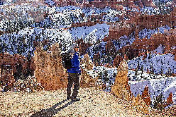 Vereinigte Staaten  Utah  Bryce-Canyon-Nationalpark  ältere blonde Frau beim Wandern