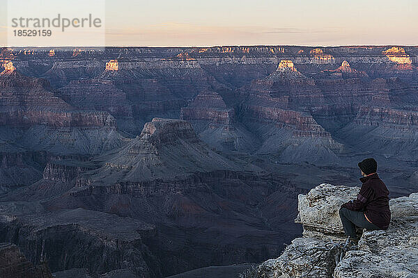 Vereinigte Staaten  Arizona  Grand-Canyon-Nationalpark  Südrand  ältere Wanderin sitzt auf einem Felsen