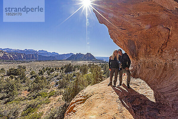 Vereinigte Staaten  Utah  Zion-Nationalpark  Seniorenpaar steht auf einer Sandsteinklippe