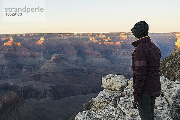 Vereinigte Staaten  Arizona  South Rim  ältere Wanderin mit Blick auf den Grand Canyon im Nationalpark