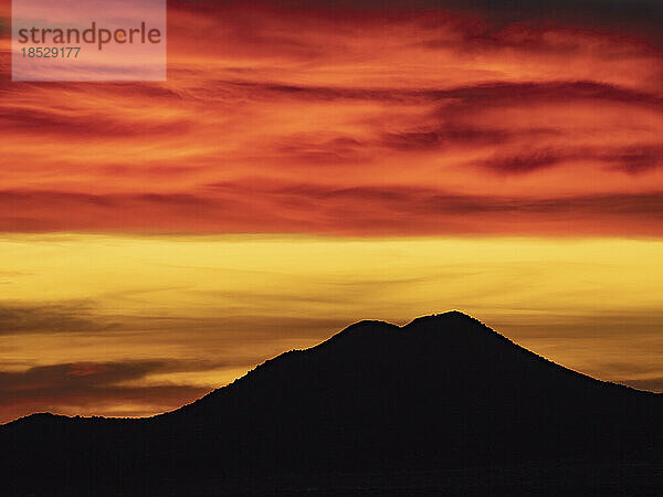 Vereinigte Staaten  New Mexico  Cerrillos  Dramatischer Himmel über der Silhouette eines Berges im Cerrilos-Nationalpark