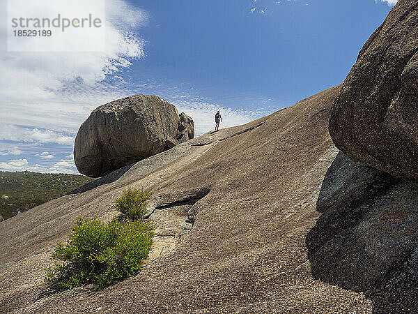 Australien  Queensland  Girraween-Nationalpark  Frau wandert auf Felsformation