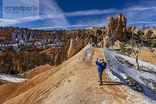 Vereinigte Staaten  Utah  Bryce-Canyon-Nationalpark  ältere blonde Frau beim Wandern