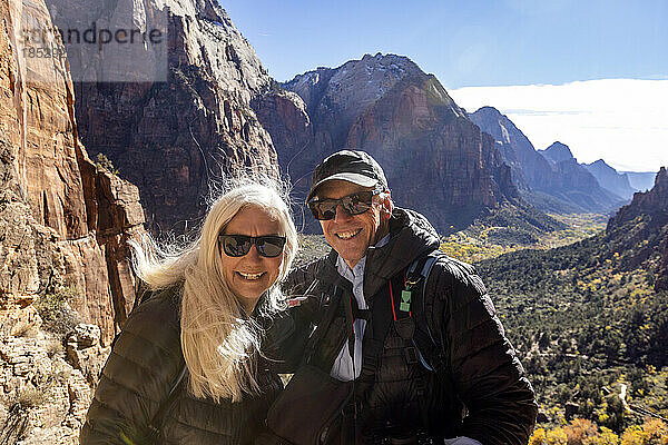 Vereinigte Staaten  Utah  Zion-Nationalpark  älteres Paar posiert