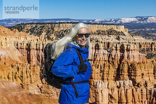 Vereinigte Staaten  Utah  Bryce-Canyon-Nationalpark  ältere blonde Frau beim Wandern