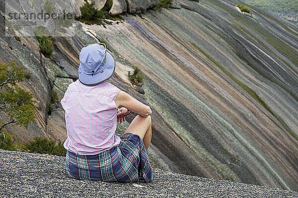 Australien  New South Wales  Bald Rock National Park  Frau blickt auf bunt gestreifte Berge