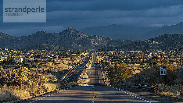 Vereinigte Staaten  New Mexico  Santa Fe  Sangere de Cristo Berge und Stadtgebäude vom Highway aus