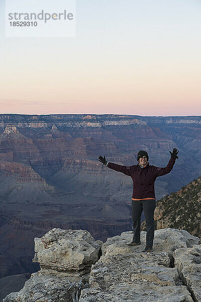 Vereinigte Staaten  Arizona  Grand-Canyon-Nationalpark  Südrand  ältere Wanderin im Stehen