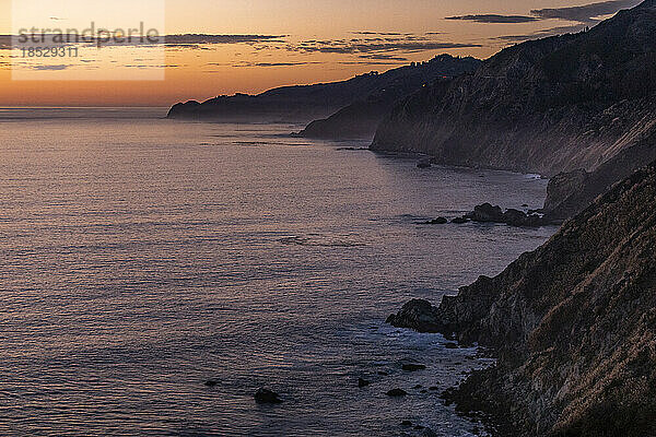 Vereinigte Staaten  Kalifornien  Big Sur  Küste von Big Sur bei Sonnenuntergang