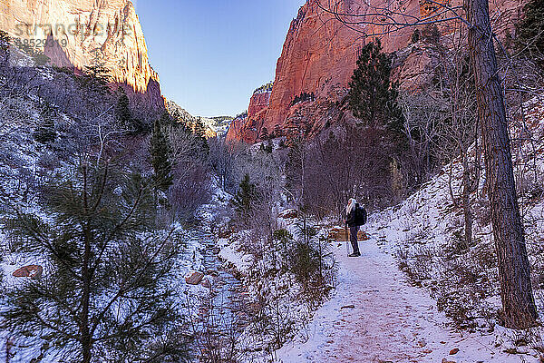 Vereinigte Staaten  Utah  Zion-Nationalpark  ältere blonde Frau beim Wandern