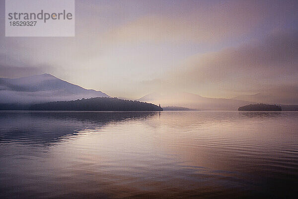 Vereinigte Staaten  New York  St. Armand  Morgennebel steigt über Lake Placid  Adirondacks State Park