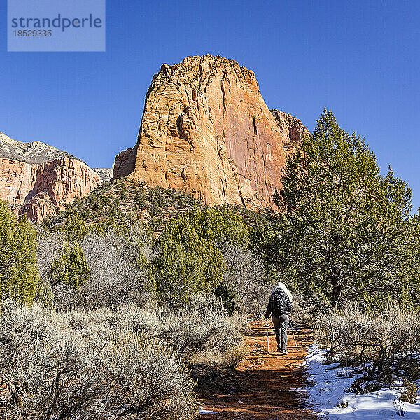 Vereinigte Staaten  Utah  Zion-Nationalpark  ältere blonde Frau beim Wandern