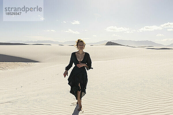 Vereinigte Staaten  New Mexico  White-Sands-Nationalpark  lächelndes Teenager-Mädchen