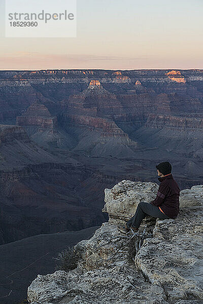 Vereinigte Staaten  Arizona  Grand-Canyon-Nationalpark  Südrand  ältere Wanderin sitzt am Rande des Grand Canyon und blickt auf die Aussicht