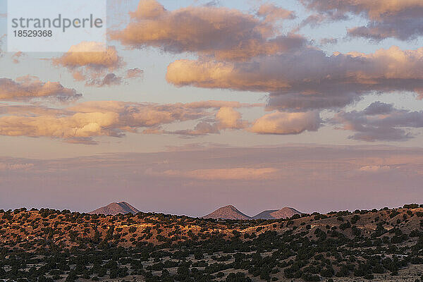 Vereinigte Staaten  New Mexico  Lamy  farbenfroher Himmel über dem Galisto Basin Preserve bei Sonnenuntergang