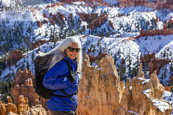 Vereinigte Staaten  Utah  Bryce-Canyon-Nationalpark  ältere blonde Frau beim Wandern