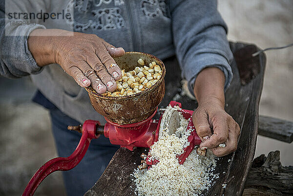 Nahaufnahme einer Frau  die manuell Mais mahlt; Ejido Hidalgo  San Luis  Mexiko
