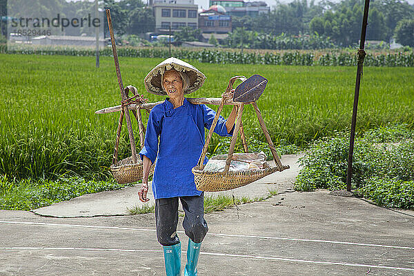 Ältere Frau lächelt mit schiefen Zähnen in einem Dorf auf dem Land in Yiling  China; Yiling  Nanning  Guangxi  China