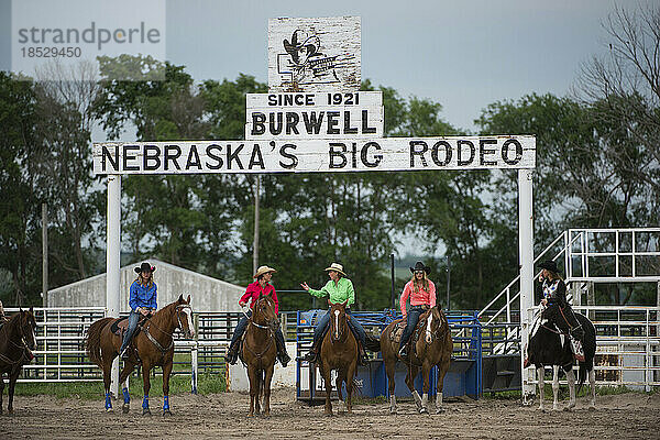 Rodeoköniginnen auf Pferden stehen vor den Eingangstoren des Rodeos; Burwell  Nebraska  Vereinigte Staaten von Amerika