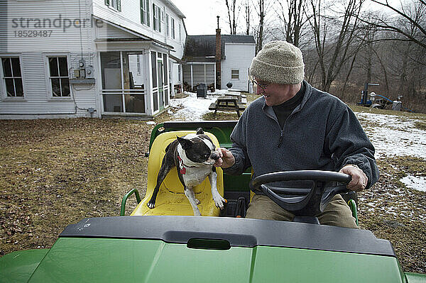 Mann und sein Hund reiten zur Kontrolle der Farm; Keene  New York  Vereinigte Staaten von Amerika