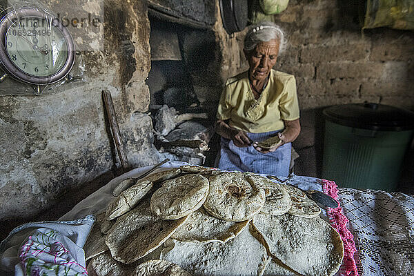 Ältere Mexikanerin bei der Herstellung von Fladenbrot in ihrer Küche; Ejido Hidalgo  San Luis  Mexiko