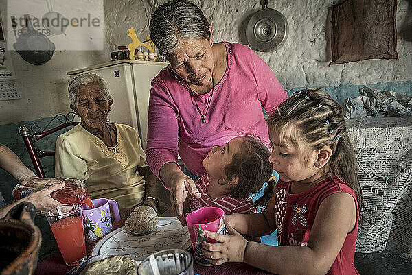 Drei Generationen von Frauen zusammen in einem Haus; Ejido Hidalgo  San Luis  Mexiko