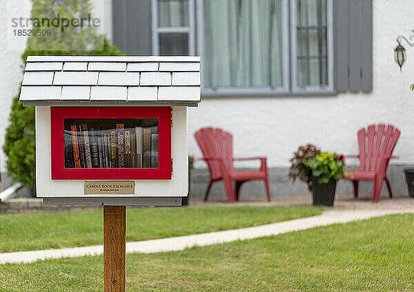 Büchertauschbox in einer Nachbarschaft; Winnipeg  Manitoba  Kanada