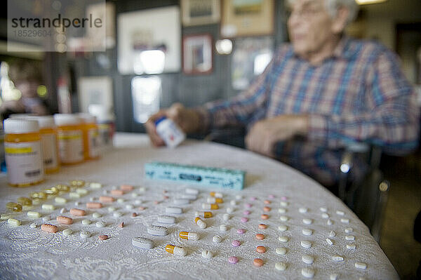 Älterer Mann zählt den Pillenvorrat für eine Woche ab; Cortland  Nebraska  Vereinigte Staaten von Amerika