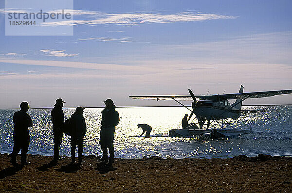 Ein Wasserflugzeug und seine Besatzung am Teshekpuk Lake; North Slope  Alaska  Vereinigte Staaten von Amerika