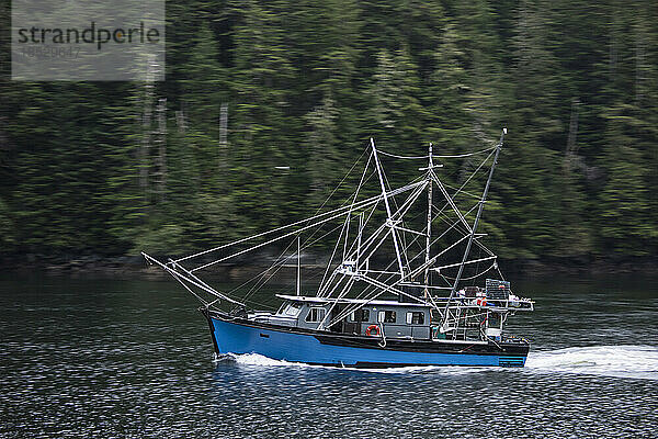 Fischerboot unterwegs in der Inside Passage  Alaska  USA; Alaska  Vereinigte Staaten von Amerika