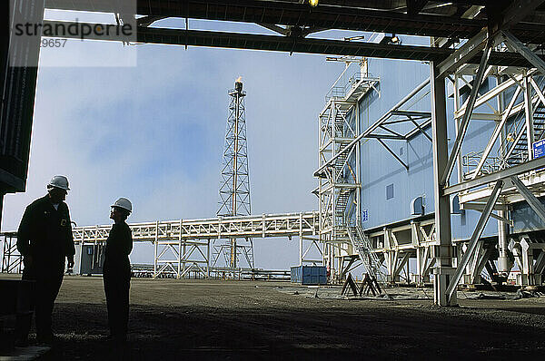 Industriearbeiter in einer Raffinerie; North Slope  Alaska  Vereinigte Staaten von Amerika