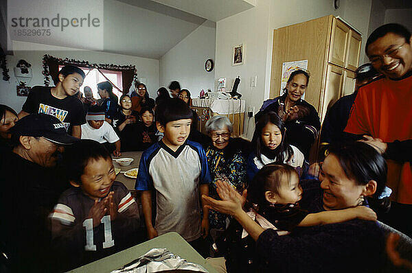 Gemeinsam feiernde Inuit in einem Haus; North Slope  Alaska  Vereinigte Staaten von Amerika