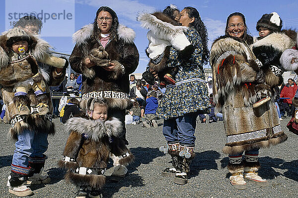 Ein Inuit-Treffen mit traditioneller Kleidung; North Slope  Alaska  Vereinigte Staaten von Amerika