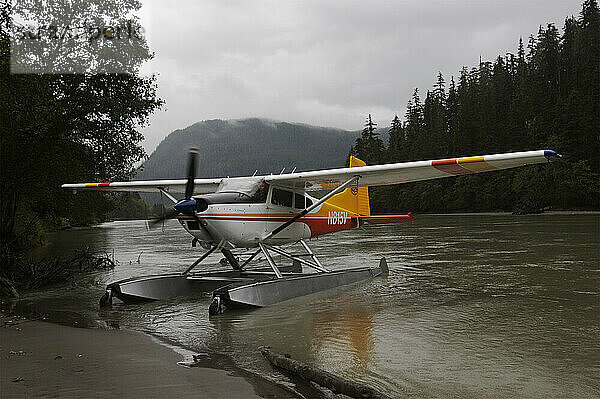 Wasserflugzeuge landen in den Wildnisgebieten von Alaska; Alaska  Vereinigte Staaten von Amerika