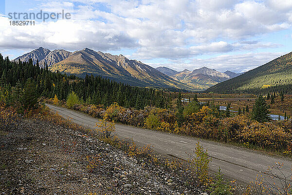 Landschaftliche Aussicht entlang der South Canol Road im Yukon; Yukon  Kanada