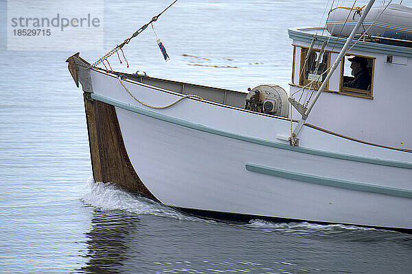 Nahaufnahme eines Fischers in einem Fischerboot in der Hafeneinfahrt von Sitka  Alaska  USA; Sitka  Alaska  Vereinigte Staaten von Amerika