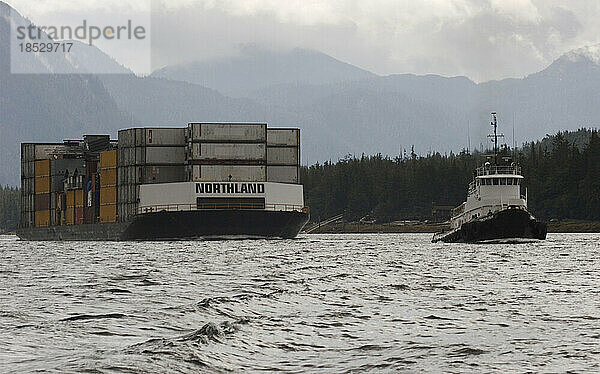 Ein mit Fracht beladener Lastkahn fährt von Seattle kommend an Ketchikan vorbei; Ketchikan  Alaska  Vereinigte Staaten von Amerika