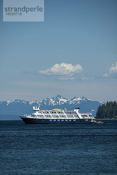 Kreuzfahrtschiff in Pavlof Harbor  Inside Passage  Alaska  USA; Alaska  Vereinigte Staaten von Amerika