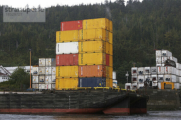 Lastkähne mit Containern warten im Hafen von Ketchikan  Alaska  USA; Ketchikan  Alaska  Vereinigte Staaten von Amerika
