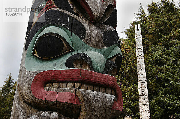 Tlingit-Totemkunst im Totem Park von Sitka  Alaska  USA; Sitka  Alaska  Vereinigte Staaten von Amerika