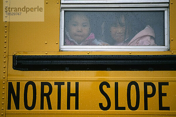 Inuit-Kinder in einem Schulbus in der North Slope Region  Alaska  USA; North Slope  Alaska  Vereinigte Staaten von Amerika